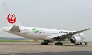 JAL、特別塗装機で地球温暖化対策PR